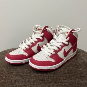 LIKE NEW Nike Dunk High Pro SB ‘Sweet Beet’